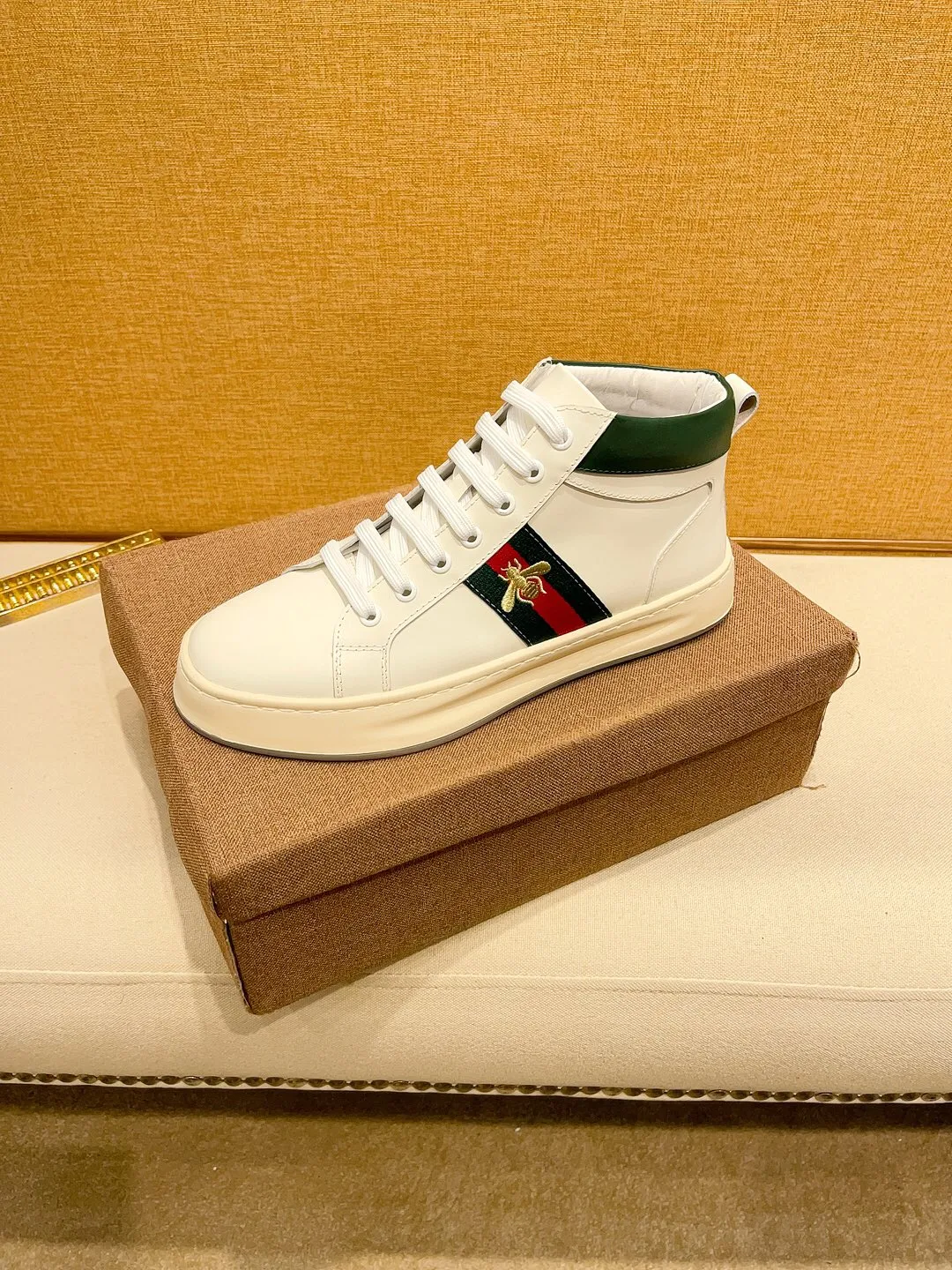 Factory price 440 [Gucci] Gucci's latest high-top casual Korean-style men's shoes, brand new autumn and winter design, perfect workmanship, cabinet quality, upper: cowhide material, leather lining; soft and comfortable, rubber outsole ultra-light, wear-resistant, simple, versatile fashion men's shoes, color optional, size 38--44